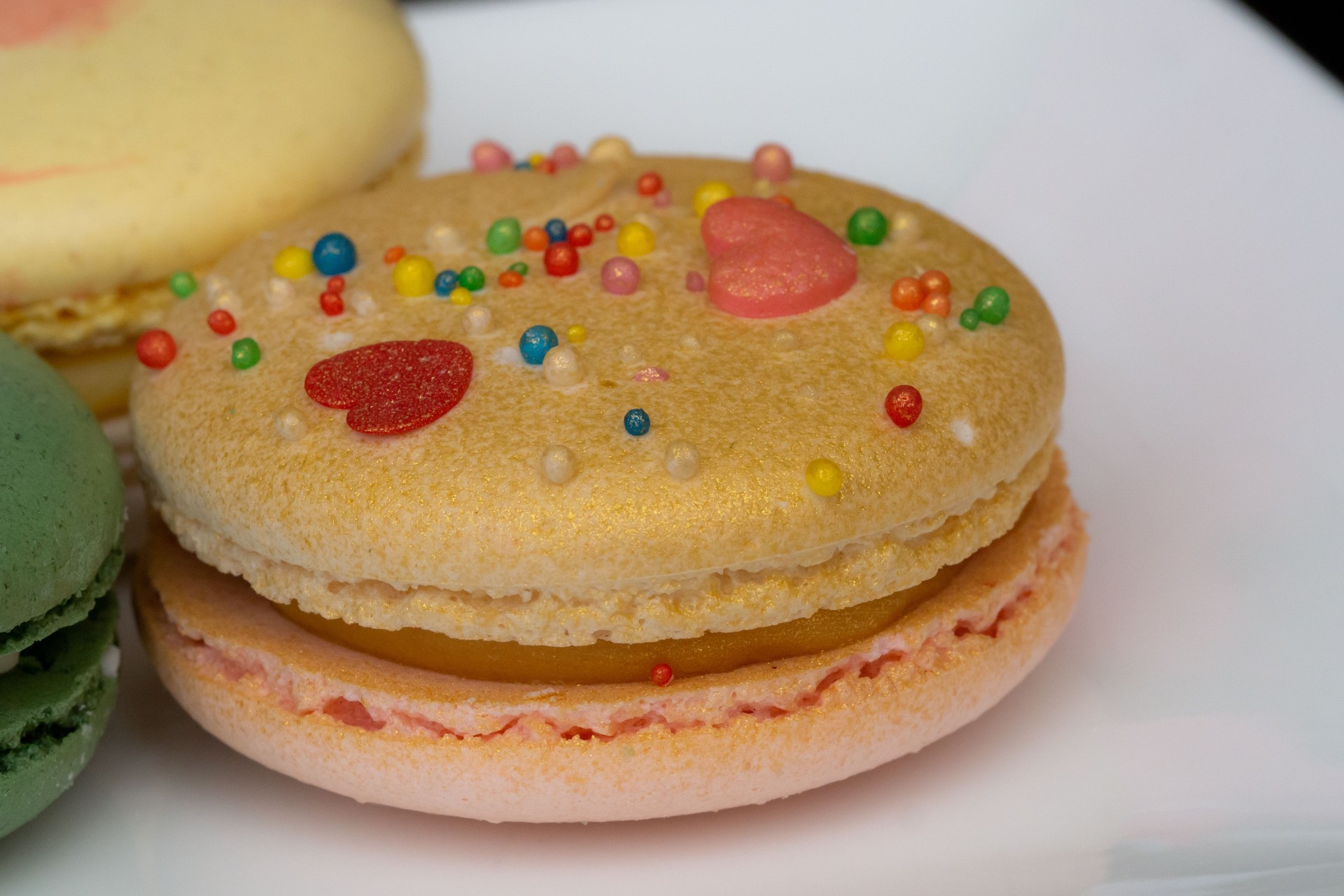 Maison macarons assortis joliment décoré avec des couleurs de plateau / jaune et or coeurs colorés, vert